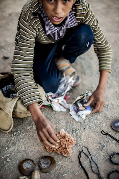 少年、モロッコのメルズーガ近くの手作りジュエリーの販売 - 写真・画像