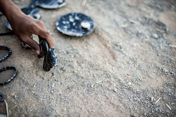 Fiú-fiú értékesítési kézzel készített ékszerek, Merzouga, Marokkó közelében - Fotó, kép