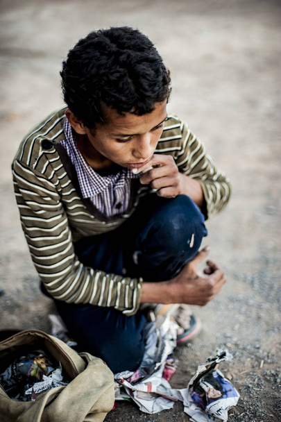 少年、モロッコのメルズーガ近くの手作りジュエリーの販売 - 写真・画像