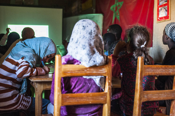innerhalb der Schule mit Schülern und Lehrern im Dorf Chamila, Marokko - Foto, Bild