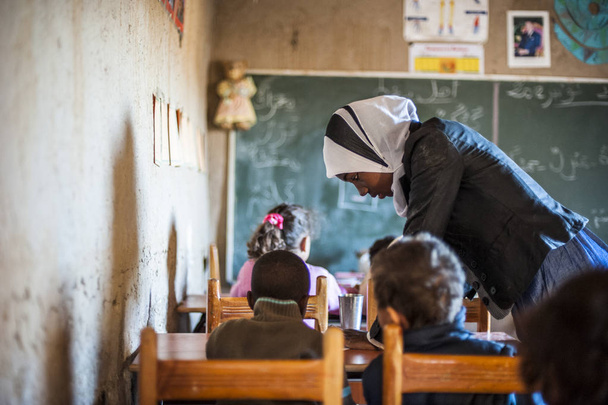 Dentro de la escuela con alumnos y profesores en el pueblo de Khamila, Marruecos
 - Foto, Imagen