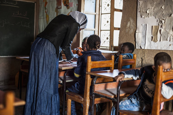 Okulun içinde öğrenciler ve öğretmen Khamila Köyü, Fas - Fotoğraf, Görsel