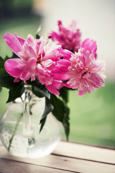 bouquet of pink peony roses in vase on garden wooden table - Foto, immagini