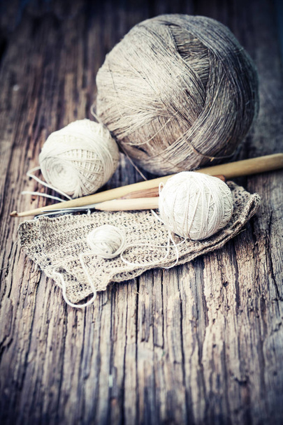 Colorful threads and knitting needles on wooden background - Foto, afbeelding
