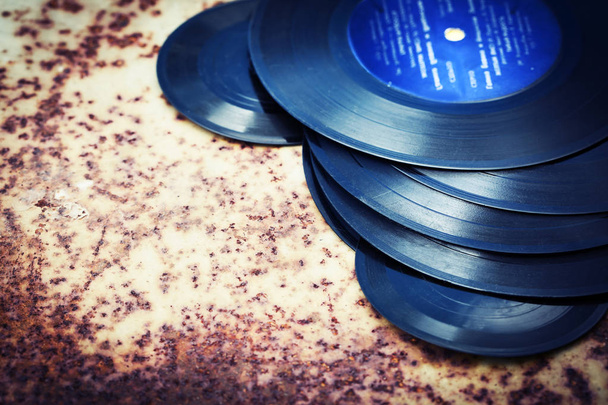 Detailní záběr na hromadu vintage vinyl records  - Fotografie, Obrázek