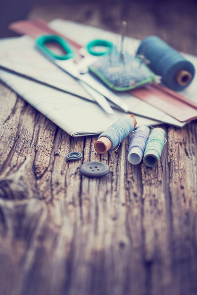 Vintage sewing tools on wooden table - Foto, afbeelding