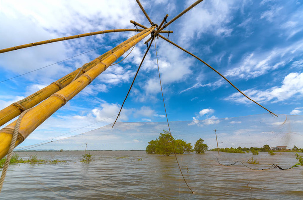 Redes de peixes na temporada de inundações no delta do Mekong do Vietnã. Eles são usados para capturar peixes pequenos quando a rede é colocada no fundo do rio
 - Foto, Imagem
