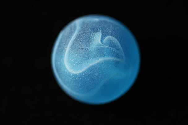 It is usually a small spherical toy made of glass, clay, steel, plastic or agate. These balls vary in size. The most common, about 1 cm - Фото, зображення