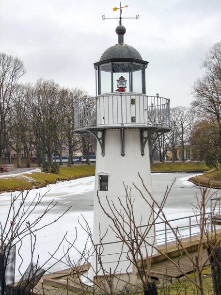 Lampa ostrzegawcza nad rzeką Dźwiną w Rydze, stolicy Łotwy w czasie zimy - Zdjęcie, obraz