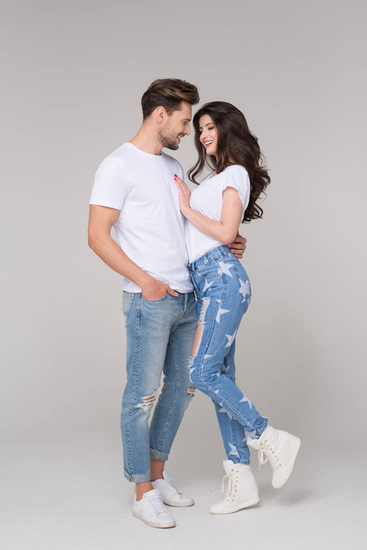 Feliz pareja de verano vistiendo jeans
 - Foto, imagen