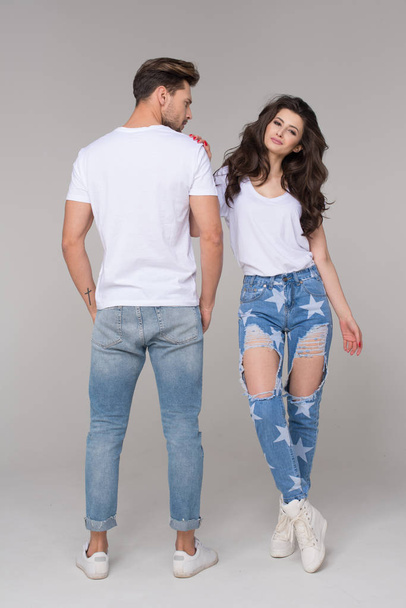 Happy summer couple wearing jeans - Foto, imagen