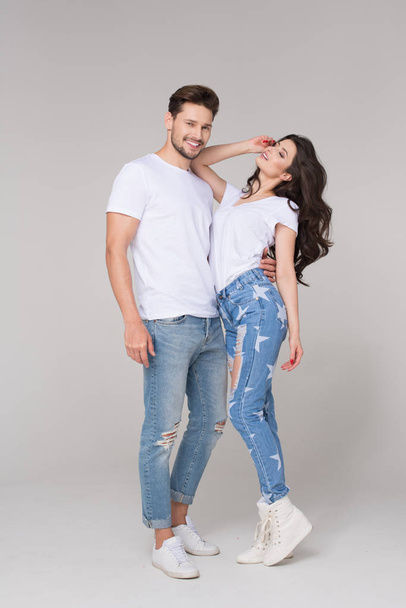 Glückliches Sommerpaar in Jeans - Foto, Bild