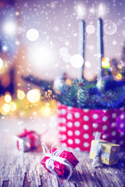 キャンドルとモミの木の枝、木製の背景上のビンテージ スタイルでクリスマス装飾のクローズ アップ ビュー - 写真・画像