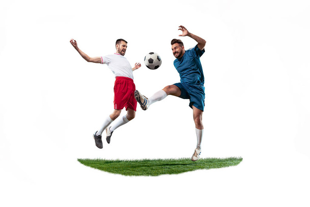 Jugadores de fútbol abordando la pelota sobre fondo blanco
 - Foto, imagen