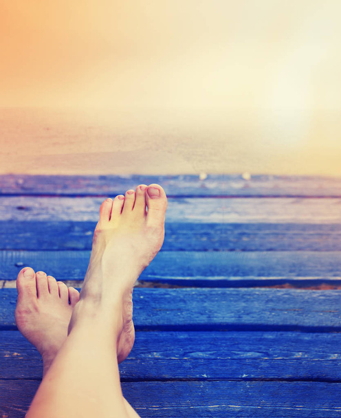 обрізане зображення чоловічих голих ніг на морській воді на пляжі
 - Фото, зображення