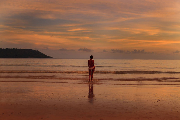 girl at sunset in the background of the sea - Foto, afbeelding