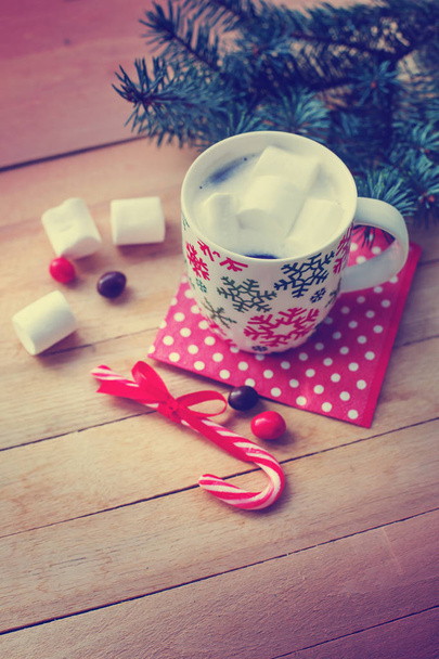 closeup view of coffee cup with marshmallows and christmas decorations over wooden table - Foto, Imagen