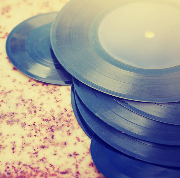 wyświetlić zbliżenie vinyl records sterty na drewnianym stole - Zdjęcie, obraz