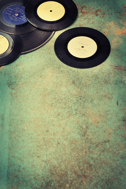 wyświetlić zbliżenie vinyl records sterty na drewnianym stole - Zdjęcie, obraz