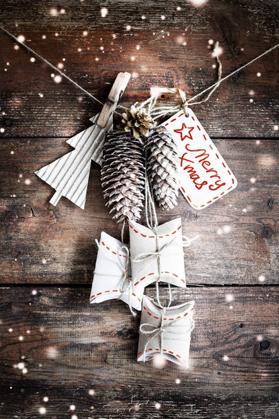 vista de cerca de las decoraciones de Navidad en estilo vintage colgando de una cuerda sobre un fondo de madera
 - Foto, imagen
