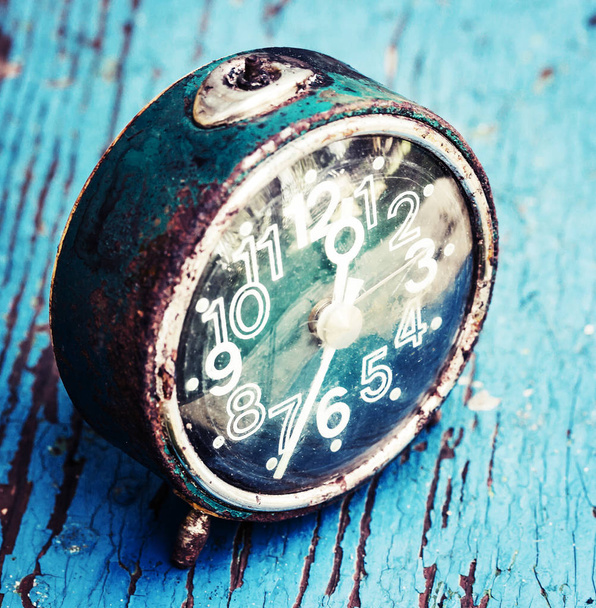 old vintage clock on wooden weathered table - Foto, immagini