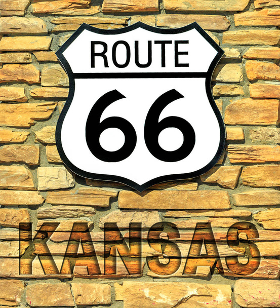 Spojené státy americké historické Route 66 dopravní značka z Kansasu na cihlovou zeď. Americká hlavní silnice z města Chicaga do města Santa Monica v Kalifornii. - Fotografie, Obrázek