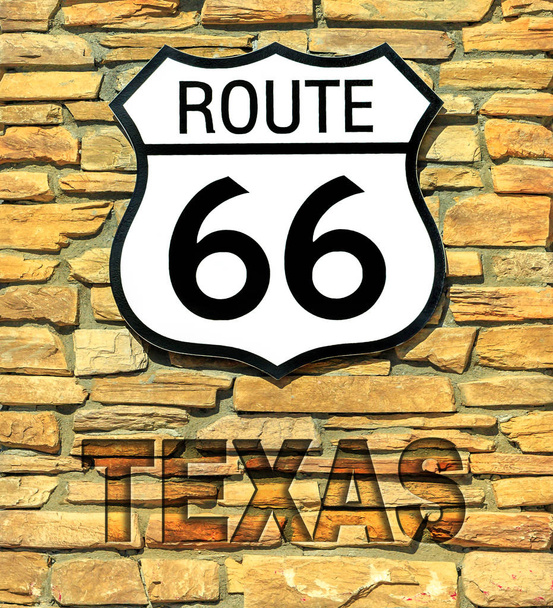 Magyarország történelmi Route 66 útjelzési Texas egy tégla falon. Amerikai autópálya Chicago város az Illinois-i, a kaliforniai Santa Monica város. - Fotó, kép