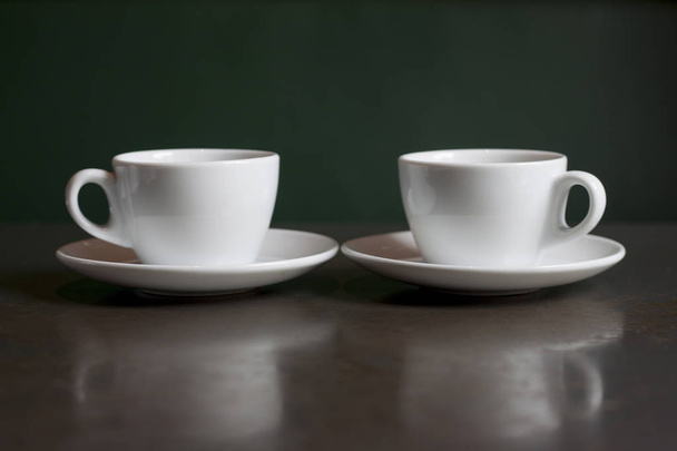 két fehér pohár az asztalon - Fotó, kép
