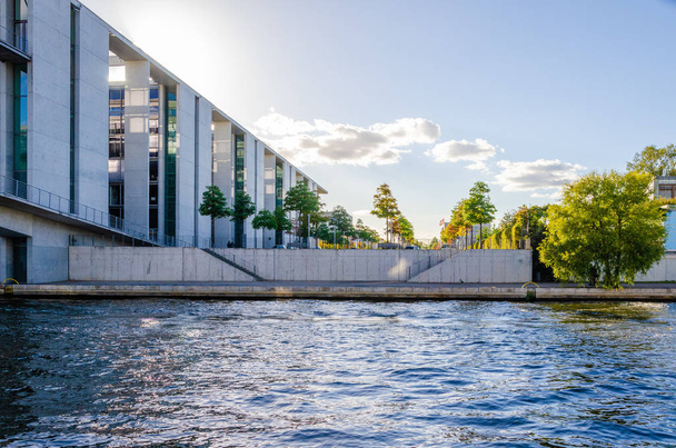 Βερολίνο σύγχρονης αρχιτεκτονικής με ποταμό Σπρέε - Φωτογραφία, εικόνα