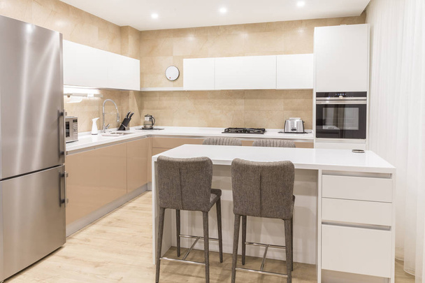 Moderne nieuwe keuken in een luxe appartement - Foto, afbeelding
