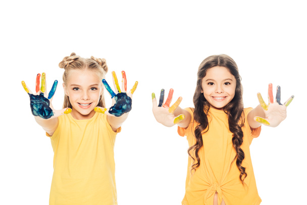 beaux enfants heureux montrant les mains peintes colorées et souriant à la caméra isolée sur blanc
 - Photo, image
