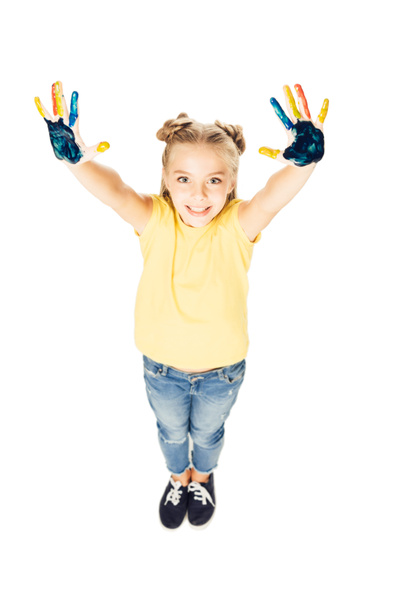 vysoký úhel pohled roztomilé šťastné dítě zobrazuje barevné malované rukou a usmívá se na kameru izolované na bílém       - Fotografie, Obrázek