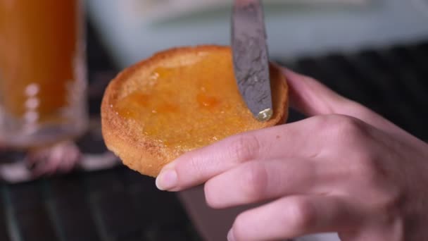 zdravou a výživnou snídani: rusk s marmeládou - Záběry, video