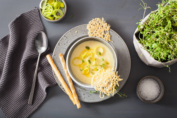 сливочный картофельный суп с луком-порей в миске
 - Фото, изображение