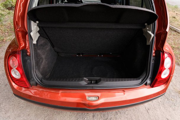 Auto mit offenem, sauberem Kofferraum mit orangefarbenem Fließheck - Foto, Bild