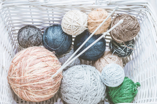 Balls of yarn for knitting are in the basket. Close-up - Foto, immagini