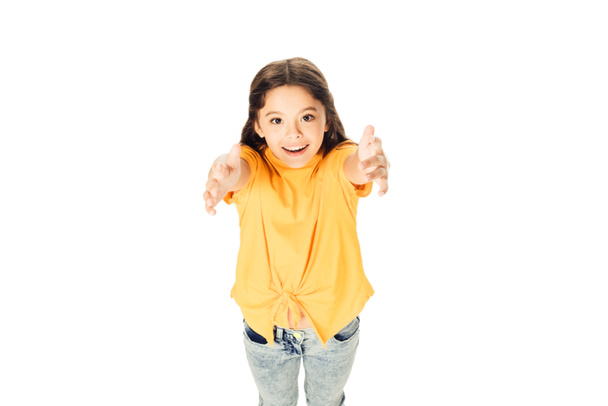высокий угол зрения очаровательный счастливый ребенок протягивая руки и улыбаясь в камеру изолированы на белом
  - Фото, изображение