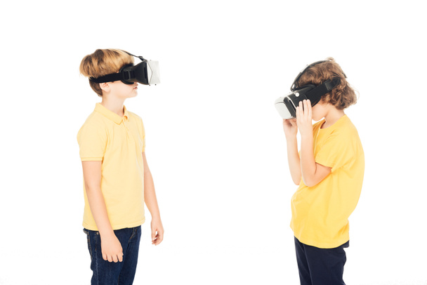 mignons petits garçons en utilisant des casques de réalité virtuelle isolés sur blanc
 - Photo, image