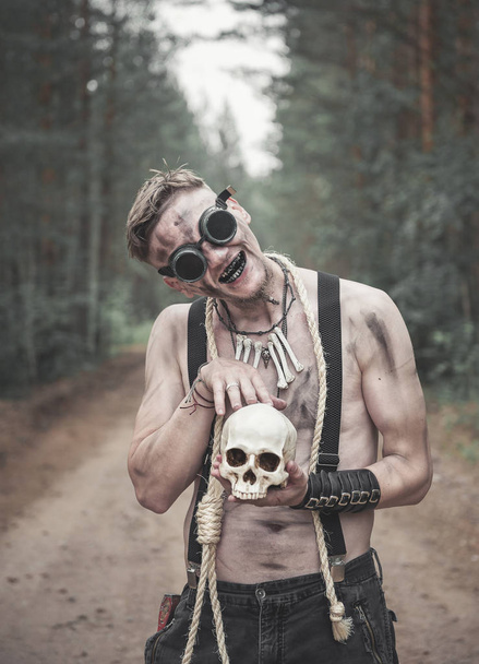 Kannibál ember a koponya és a kötél szabadtéri szemüveg - Fotó, kép