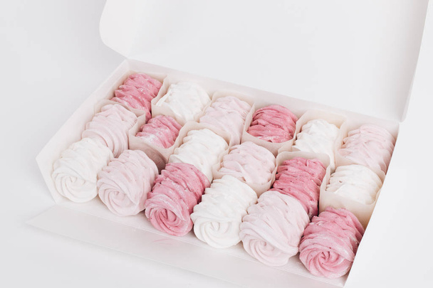 σύνθεση του Ζέφυρου ροζ και λευκό πλαίσιο, γλυκό επιδόρπιο  - Φωτογραφία, εικόνα