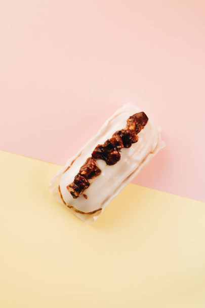 fehér mázzal, finom Eclair édes desszert  - Fotó, kép