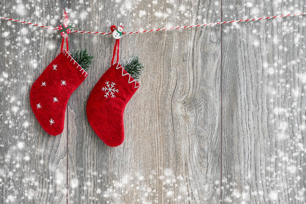 Noel arka plan. Ahşap arka plan üzerinde kırmızı Noel çorap. Alanı, kar sınır kopyalayın. Noel simgesi.  - Fotoğraf, Görsel