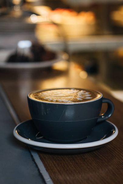 カフェラテ アート、朝飲むとコーヒーのカップ  - 写真・画像