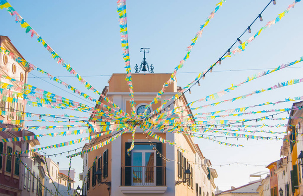 Egy csomó kis és rendezett egy kis város Menorca radiális minta színes zászlók - Fotó, kép
