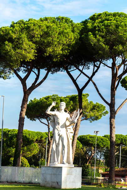 Roma, Italia - 4 de septiembre de 2018: Estatua de mármol en el Foro Itálico, anteriormente Foro Mussolini, un complejo deportivo en Roma construido entre 1928 y 1938
 - Foto, imagen