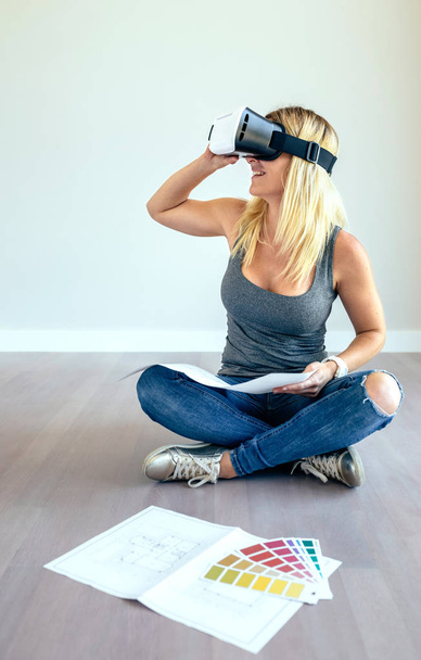 Femme regardant avec des lunettes de réalité virtuelle
 - Photo, image