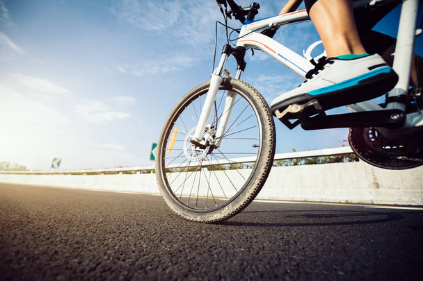 Pyöräilijä ratsastus maastopyörä moottoritiellä
  - Valokuva, kuva