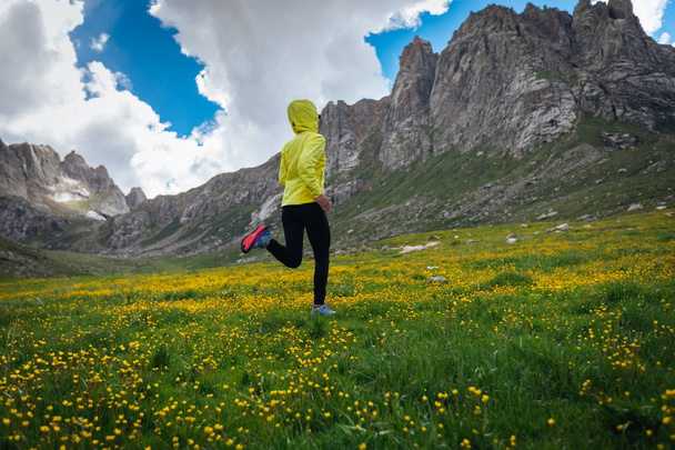 Yüksek rakımlı dağlarda çalışan genç fitness kadın iz runner - Fotoğraf, Görsel