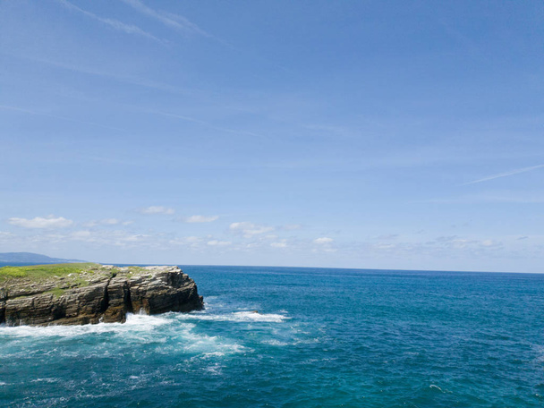 скелі на синьому горизонті моря
 - Фото, зображення