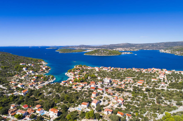 Hermosa foto aérea de Razanj en Dalmacia, Croacia, Europa. Bonita naturaleza y paisaje en el mar Adriático y la costa. Precioso paisaje marino y al aire libre disparar con dron desde arriba
. - Foto, imagen